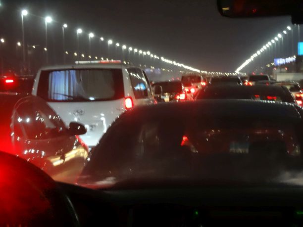 Verkehr auf neunspuriger Ausfallstraße in Kairo